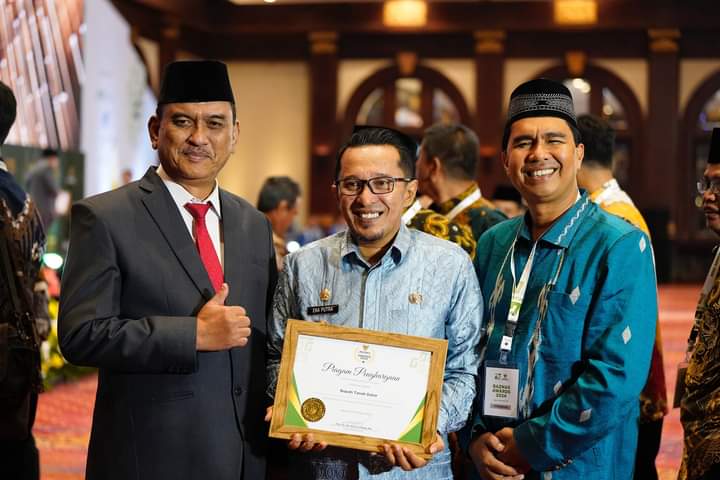 Peduli Zakat, Baznas Beri Penghargaan pada Bupati Tanah Datar