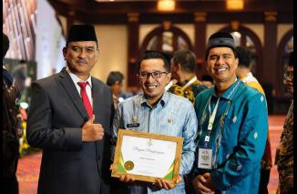 Peduli Zakat, Baznas Beri Penghargaan pada Bupati Tanah Datar