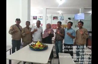 H. Chairunnas Beserta Istri, Relawan dan Karyawan Muaro Food Court Potong Tumpeng