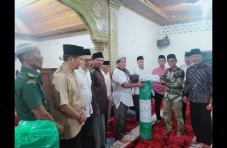 Bank Nagari Cabang Bukittinggi Bantu Masjid Darul Aman Malalak Karpet, Sajadah dan Jam Dinding 