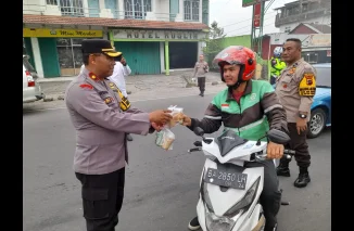 Kapolsekta Bukittinggi Kompol Winedri Berbagi Takjil ke Pengedara Kendaraan