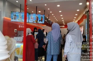 Tanggapan Seorang Ibu Saat Antrian pada Soft Opening Mixue Tarok Bukittinggi