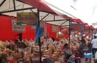 Makan Basamo Para Pedagang Keripik Sanjai di Pasar Atas Bukittinggi