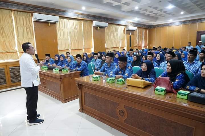 Pemkab Tanah Datar Beri Penghargaan Pada 122 Pensiunan ASN