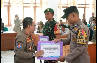 Pemkab Tanah Datar Serahkan Honorarium Bhabinkamtibmas dan Babinsa
