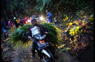 Warga Andaleh Baruh Bukit Sungayang Goro Bersihkan Tanah Longsor