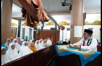 Bupati Tanah Datar Subuh Berjamaah di Masjid Baitul Makmur Supanjang Limo Kaum