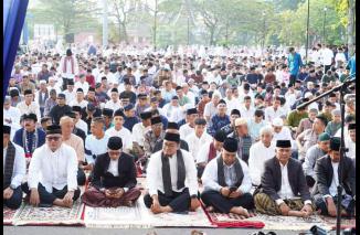Ribuan Masyarakat Tanah Datar Laksanakan Sholat Ied di Lapangan Cindua Mato Batusangkar