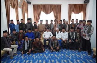 Jamaah Tarekat Syattariyah Silaturahmi dengan Bupati Tanah Datar