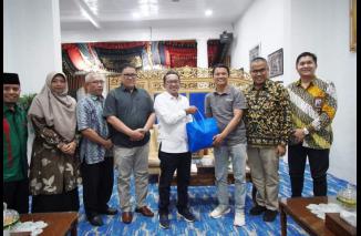 Rumah Zakat Sumbar Serahkan Paket Sembako Bagi Warga Miskin di Tanah Datar