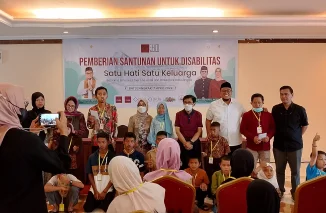 Berkah Ramadhan Bersama Emersia Batusangkar : 100 Warga Disabilitas Diberi Santunan