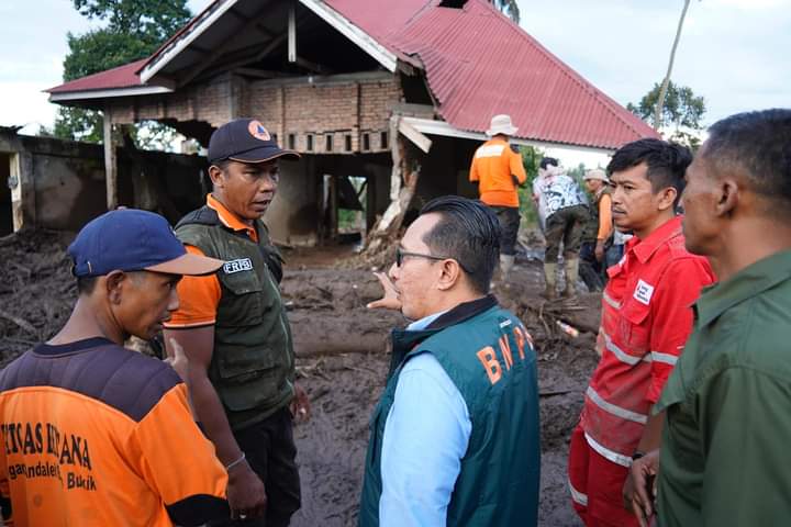 Tinjau Lokasi Terdampak Banjir Bandang dan Longsor, Ini Pesan Bupati Tanah Datar