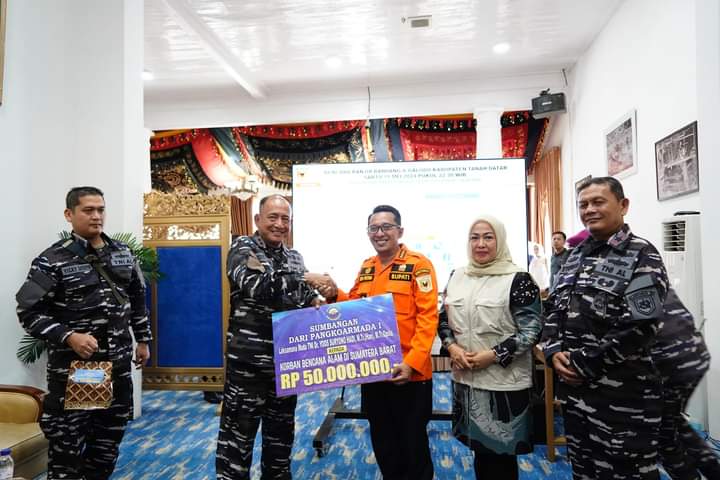 Koarmada I Serahkan Bantuan Pada Korban Bencana Alam di Tanah Datar