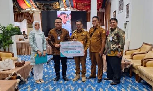 BSI Serahkan Bantuan Korban Banjir Bandang Tanah Datar