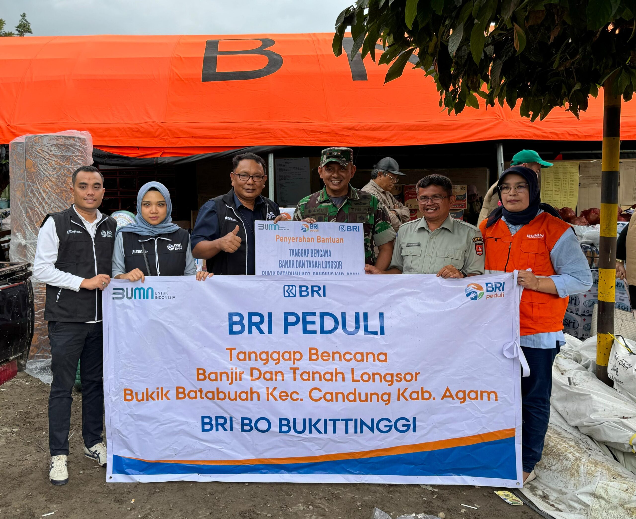 Branch Manager BRI BO Bukittinggi Salurkan Bantuan kepada Korban Galodo dan Banjir Lahar Dingin Marapi 