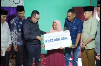 Bupati Tanah Datar Serahkan Santunan BPJS Ketenagakerjaan Pada Keluarga Korban Kecelakaan di Lintau