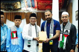 Pemkab Tanah Datar Serahkan Bantuan Untuk Palestina