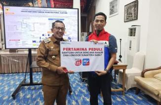 PT Kilang Pertamina Internasional Serahkan Bantuan untuk Korban Bencana Alam di Tanah Datar
