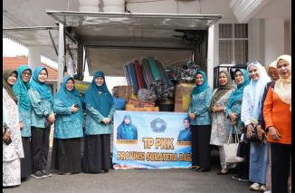 TP PKK Sumbar Salurkan Bantuan Korban Banjir Bandang di Tanah Datar