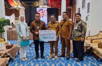 BSI Serahkan Bantuan Korban Banjir Bandang Tanah Datar