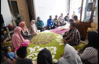 Bupati Tanah Datar Takziah ke Rumah Keluarga Korban Bencana Alam