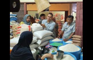 Pemkab Pantau Harga Bahan Pokok di Pasar Batusangkar
