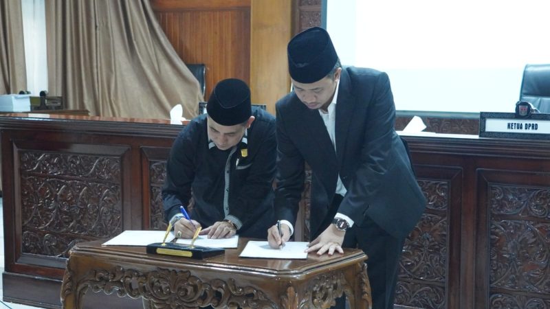 Penandatanganan Nota Persetujuan Bersama Atas Ranperda Pertanggungjawaban Pelaksanaan APBD Tahun Anggaran 2023