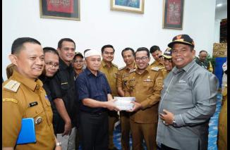 Pemkab Padang Pariaman Kembali Serahkan Bantuan Korban Banjir Bandang Tanah Datar