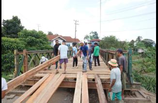 Bupati Tanah Datar Tinjau Pemasangan Jembatan Bailey di Nagari Paninjauan