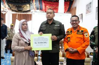 Wagub Sumbar Audy Serahkan Bantuan Pada Keluarga Korban Bencana Alam Tanah Datar