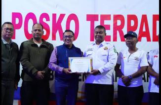 IKM Kabupaten Madina Serahkan Bantuan Korban Bencana Alam di Tanah Datar