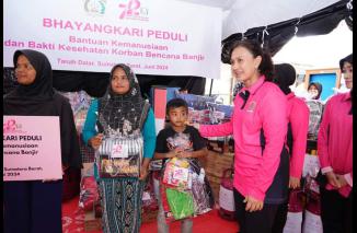 Ketum Bhayangkari Kunjungi Korban Bencana Alam di Tanah Datar