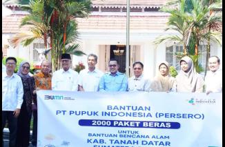 PT Pupuk Indonesia Serahkan Bantuan Bagi Korban Bencana Alam di Tanah Datar
