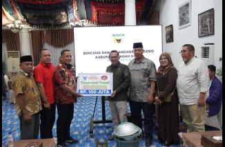 Restoran Sederhana Grup dan Perantau Lintau Serahkan Bantuan Bencana Alam di Tanah Datar