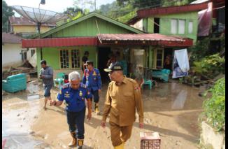 Wawako Marfendi Kunjungi Lokasi Banjir Sungai Ngarai Sianok