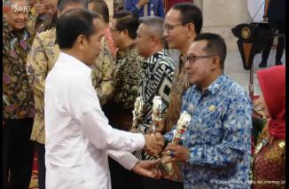 Terbaik di Sumatera, Bupati Eka Putra Terima Penghargaan TPID Award dari Presiden Jokowi