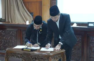 Penandatanganan Nota Persetujuan Bersama Atas Ranperda Pertanggungjawaban Pelaksanaan APBD Tahun Anggaran 2023