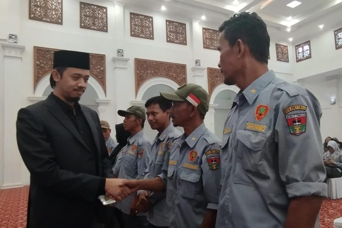 Wali Kota Erman Safar Serahkan Honor Satlinmas