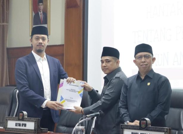 Wali Kota Erman Safar Hantarkan Raperda Perubahan APBD 2024