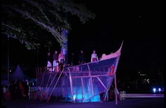 Komunitas Indonesia Performance Syndicate Gelar Legaran Svarnadvipa di Lapangan Cindua Mato Batusangkar