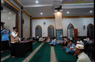 Bupati Tanah Datar Subuh Berjamaah di Masjid Darussalam Bukik Gombak