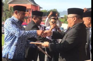 Gubernur Sumatera Barat Berikan Penghargaan Kepada Wali Kota Bukittinggi Karena Kepeduliannya Terhadap UMKM