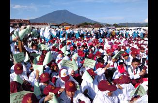 15 Ribu Siswa Bukittinggi Bersalawat di Stadion Atas Ngarai