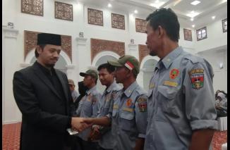 Wali Kota Erman Safar Serahkan Honor Satlinmas