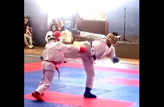 PIAGAM - Ketua umum Tako Sumbar, Rezka Oktoberia didampingi calon walikota Pariaman menyerahkan piagam pada salah seorang peserta.