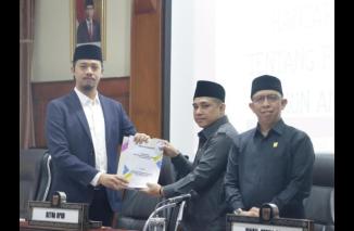 Wali Kota Erman Safar Hantarkan Raperda Perubahan APBD 2024