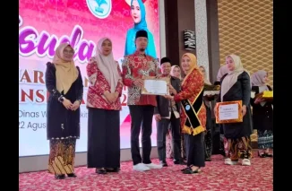 304 Peserta Sekolah Keluarga Angkatan ke V Tahun 2024 Diwisuda