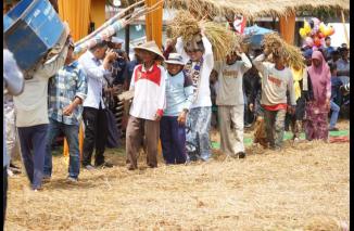 Event Nagari Tanjuang Tampilkan Bapulang Padi Mairiak jo Manongkang