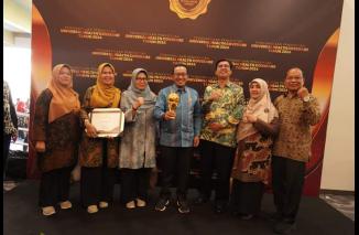 Pemkab Tanah Datar Terima UHC Award dari Menko PMK