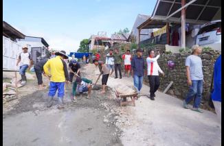 Warga Komplek Perumahan Aldi Residen  Saruaso Gotong Royong Perbaiki Jalan Rusak
